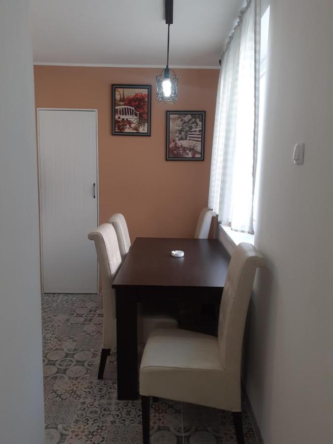 Apartman Jovana スレムスカ・ミトロヴィツァ エクステリア 写真